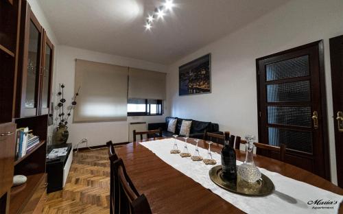 een woonkamer met een tafel met wijnglazen erop bij Maria's Apartment in Porto