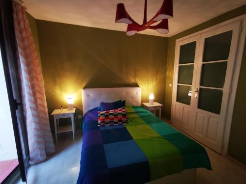 una camera con un letto colorato e un ventilatore a soffitto di Apartamento el Pilar 3 a Saragozza