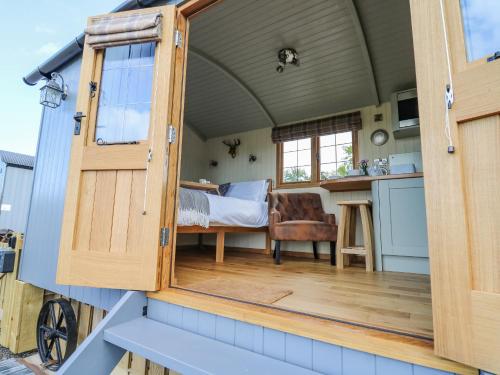 a tiny house with a kitchen and a bedroom at Poppy in Rhayader