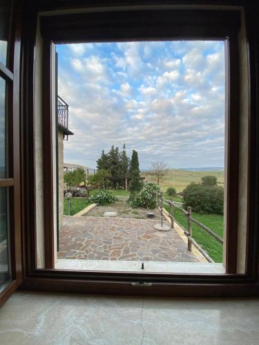 a window with a view of a patio at Agriturismo Il Pozzo in Castiglione dʼOrcia