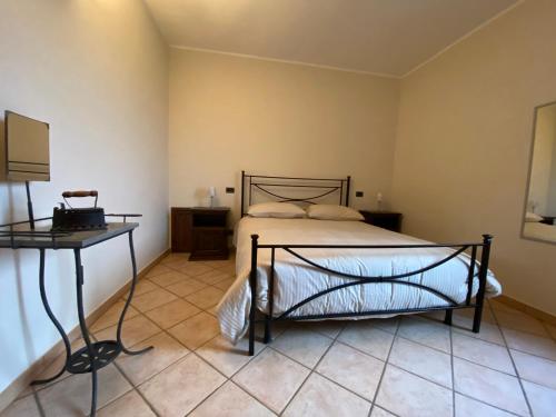 a bedroom with a bed and a table at Agriturismo Il Pozzo in Castiglione dʼOrcia
