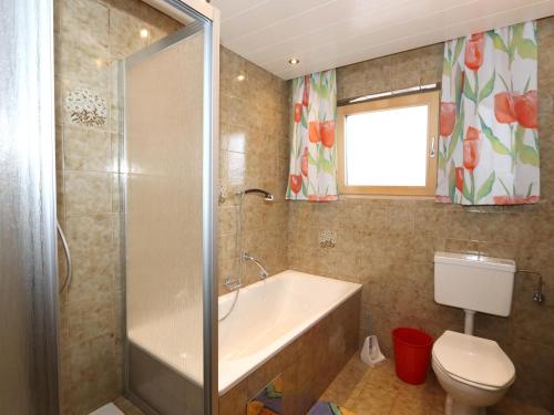 La salle de bains est pourvue d'une baignoire, de toilettes et d'une douche. dans l'établissement Rudigier, à Kappl