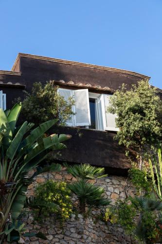a house with plants on the side of it at Aeneas' Landing Resort in Gaeta