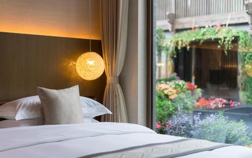 Postel nebo postele na pokoji v ubytování Jingli Yishu Boutique Inn