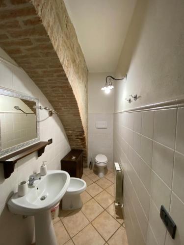 a bathroom with a sink and a toilet at Agriturismo Il Pozzo in Castiglione dʼOrcia