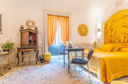 een slaapkamer met een groot bed, een bureau en stoelen bij Il Moresco Catania in Catania