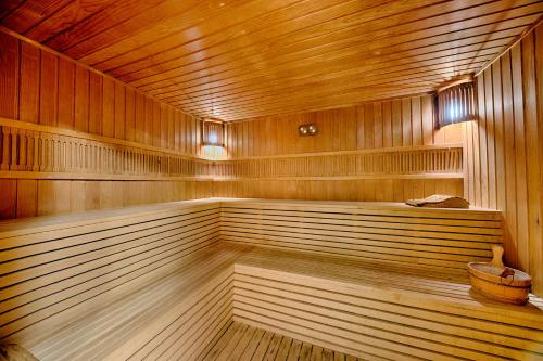 a sauna with wooden walls and a wooden floor at Kalamper Hotel & Spa in Dobra Voda