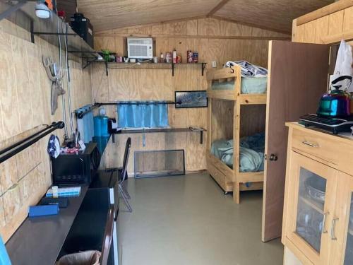 een kleine kamer met een stapelbed en een bureau bij Wilderness Roost on Lake Godstone in Jacksboro