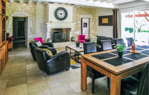- un salon avec des chaises, une table et une cheminée dans l'établissement Lovely Home In St, Aubin De Cadelech, à Lalandusse