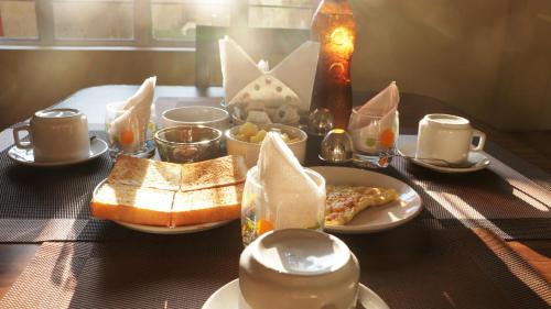une table avec des assiettes de nourriture sur une table dans l'établissement K & K INN, à Cherrapunji