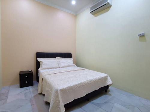 سرير أو أسرّة في غرفة في 5 Bedrooms Ipoh Homestay that can fit 10-12 persons