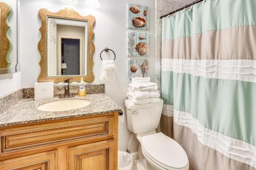 La salle de bains est pourvue de toilettes, d'un lavabo et d'une douche. dans l'établissement Pelican Pointe 2A, à Clearwater Beach