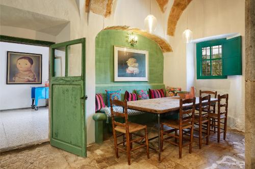een eetkamer met een tafel en stoelen bij Mas Ferrer by 123ole in Sant Andreu del Terri