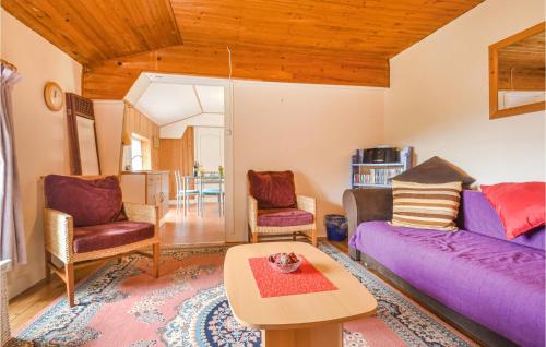 - un salon avec un canapé et des fauteuils violets dans l'établissement Stunning Apartment In La Coquille, à La Coquille