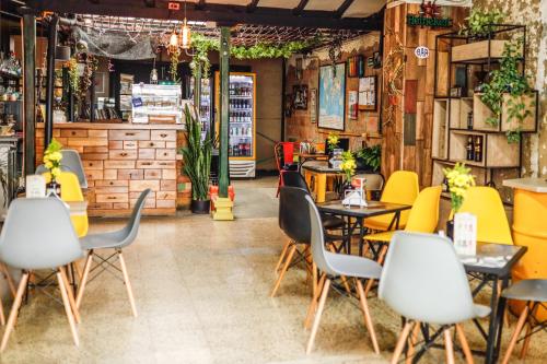 Panela Coffee Hostel في ميديلين: مطعم فيه طاولات وكراسي في الغرفة