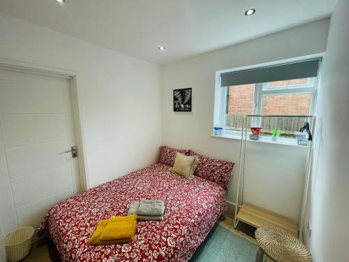 um pequeno quarto com uma cama e uma janela em Rooms in a beautiful house with free on St parking em Hove