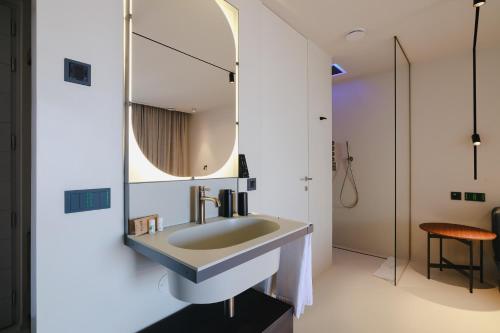 La salle de bains est pourvue d'un lavabo et d'un miroir. dans l'établissement Le 3 di Tuccino, à Polignano a Mare
