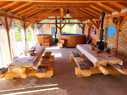 Postel nebo postele na pokoji v ubytování Harghita Log Houses
