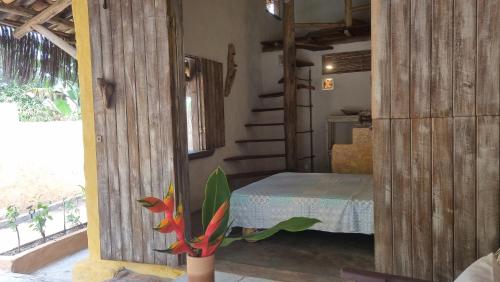 uma sala com um quarto com uma cama em Casa Namoa Pousada na Ilha de Boipeba