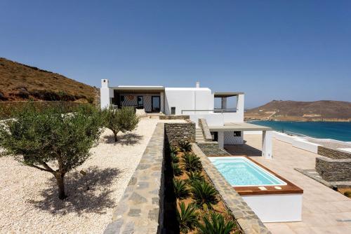 una casa en la playa con piscina en Rising Moon villa with pool, near the beach, en Molos Parou