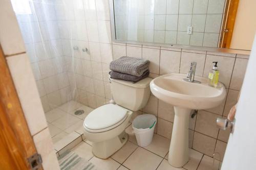 een badkamer met een toilet en een wastafel bij Sunset Included in your stay !!! in Tijuana