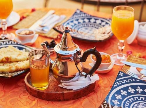 Una mesa con una tetera y algunas bebidas encima. en Riad Beata Bed & Breakfast, en Marrakech