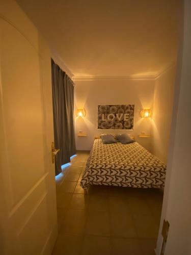 sypialnia z łóżkiem z znakiem miłości w obiekcie Ventanas del Atlántico w mieście Santa Cruz de la Palma