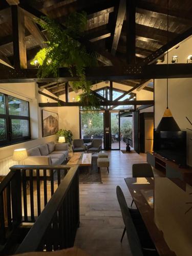 カンガス・デ・オニスにあるApartamentos Picabelのソファと椅子とテーブルのあるリビングルーム