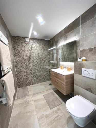une salle de bain avec toilettes et lavabo dans l'établissement Appartement des Oliveraies, à La Valette-du-Var