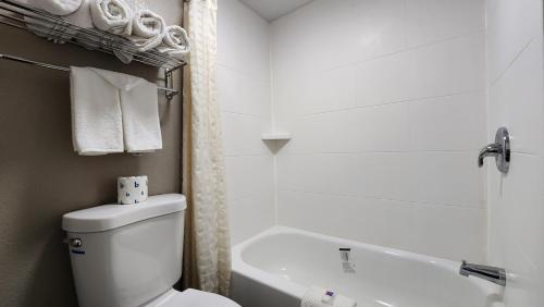 Bilik mandi di Motel 6 Columbus OH - OSU North