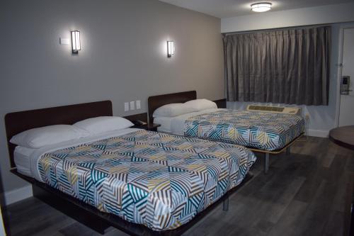 Katil atau katil-katil dalam bilik di Motel 6 Columbus OH - OSU North