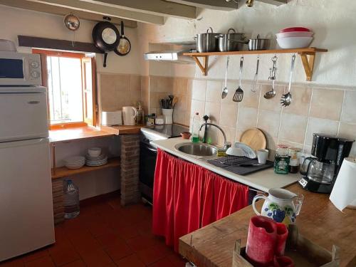 eine Küche mit einer Spüle und einem Herd Top-Backofen in der Unterkunft Casa Isabel, naturaleza y descanso en la serranía. in Jubrique