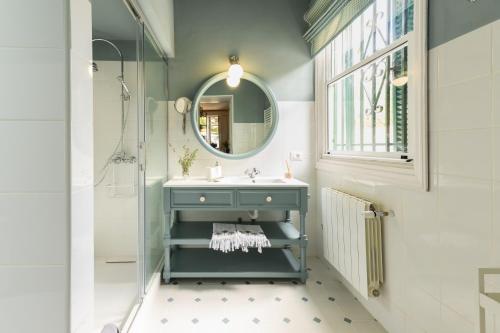 y baño con lavabo azul y espejo. en Casa Colonial en el casco histórico de La Laguna, en La Laguna