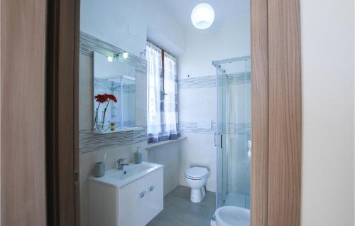2 Bedroom Beautiful Home In Corridonia في Corridonia: حمام مع مرحاض ومغسلة ودش