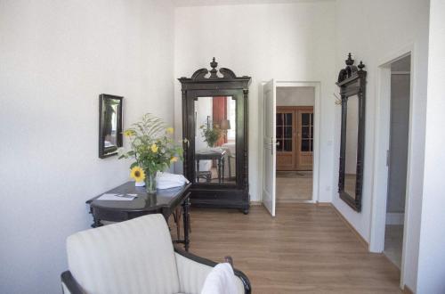 a living room with a mirror and a table at Klosterwirt Polling in Polling
