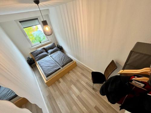 Habitación pequeña con cama y ventana en KMHosting Modern Apartment Zentrum - Wohlfühlen & Arbeiten en Chemnitz