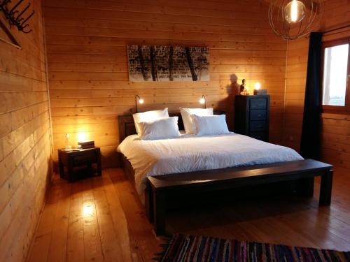 een slaapkamer met een bed in een houten kamer bij Ecolodge Bellevue ALBI in Albi