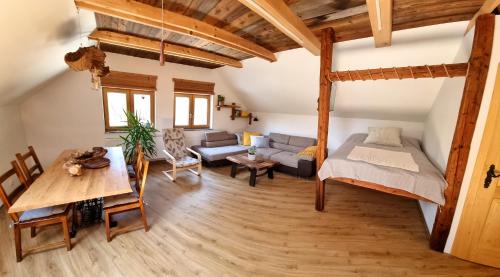 Loft-Apartment mit einem Bett und einem Esszimmer in der Unterkunft Apartma pri Adamu in Mislinja