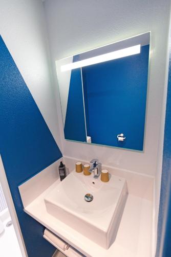 Ein Badezimmer in der Unterkunft ibis Budget La Teste Bassin d'Arcachon