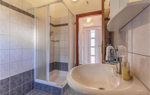 um lavatório branco na casa de banho com um chuveiro em 2 Bedroom Beautiful Apartment In Medulin em Medulin