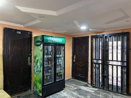sklep z dwoma automatami do napojów w pokoju w obiekcie Oak Suites & Bar w mieście Benin