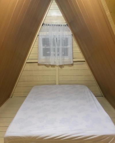 アハイアウ・ド・カボにあるChale da pescaの窓付きの小さな部屋のベッド1台分です。