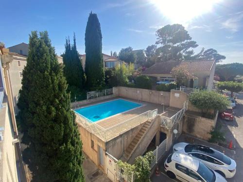 une maison avec une piscine dans un parking dans l'établissement La Digue, 2 chambres, vue mer et piscine, à La Seyne-sur-Mer