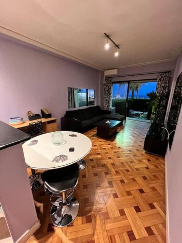 un salon avec une table et un canapé dans l'établissement Rez-de-jardin sur la Promenade des Anglais, à Nice