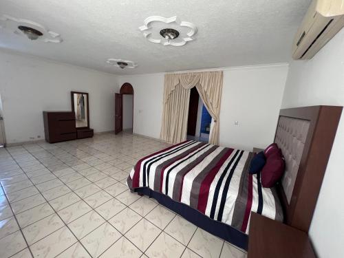 Een bed of bedden in een kamer bij Amplia habitación con baño privado