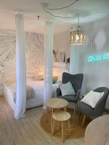 Charmant studio face au port Santa Lucia avec piscine et parking privé
