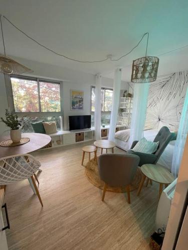 Charmant studio face au port Santa Lucia avec piscine et parking privé