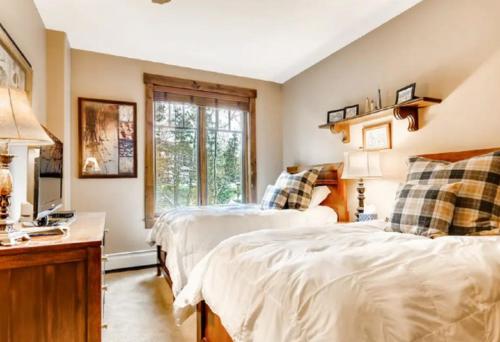 Postel nebo postele na pokoji v ubytování Luxury 2 Bedroom Mountain Vacation Residence With Hot Tub, Pool, And Easy Access To Ski Slopes