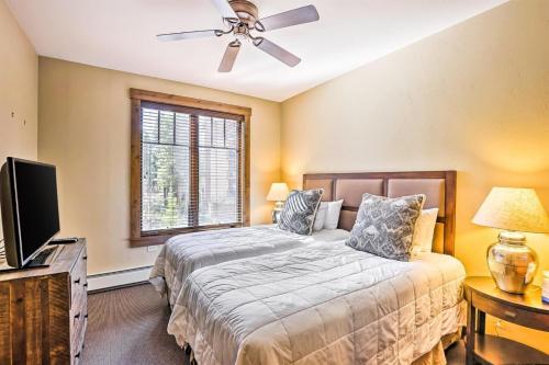 Postel nebo postele na pokoji v ubytování Luxury 3 Bedroom Breckenridge Vacation Rental With Stunning Mountain Views Just Steps From Historic Main Street