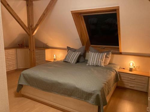 En eller flere senge i et værelse på Apartment mit Ausblick im Dresdner Südwesten